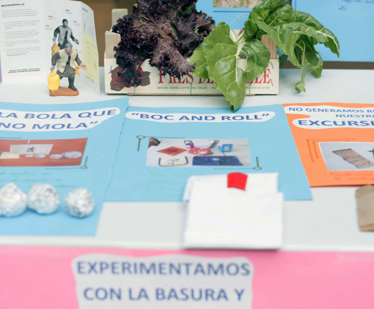 Exposción del proyecto "La bola que no mola" con bolas de papel albal